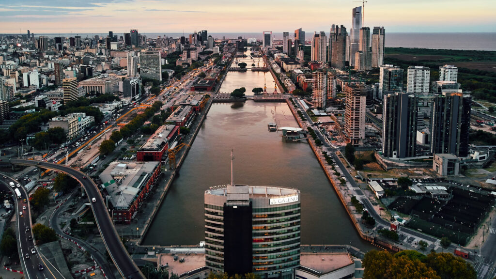 Vista del Río cerca de la Ciudad de Buenos Aires en Argentina
