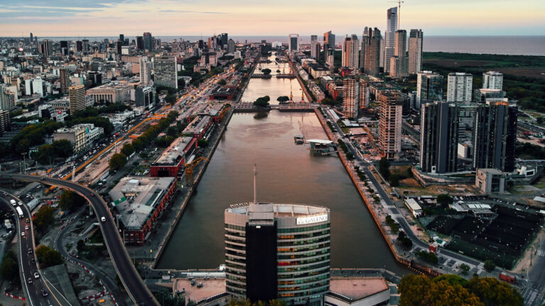 Vista del Río cerca de la Ciudad de Buenos Aires en Argentina