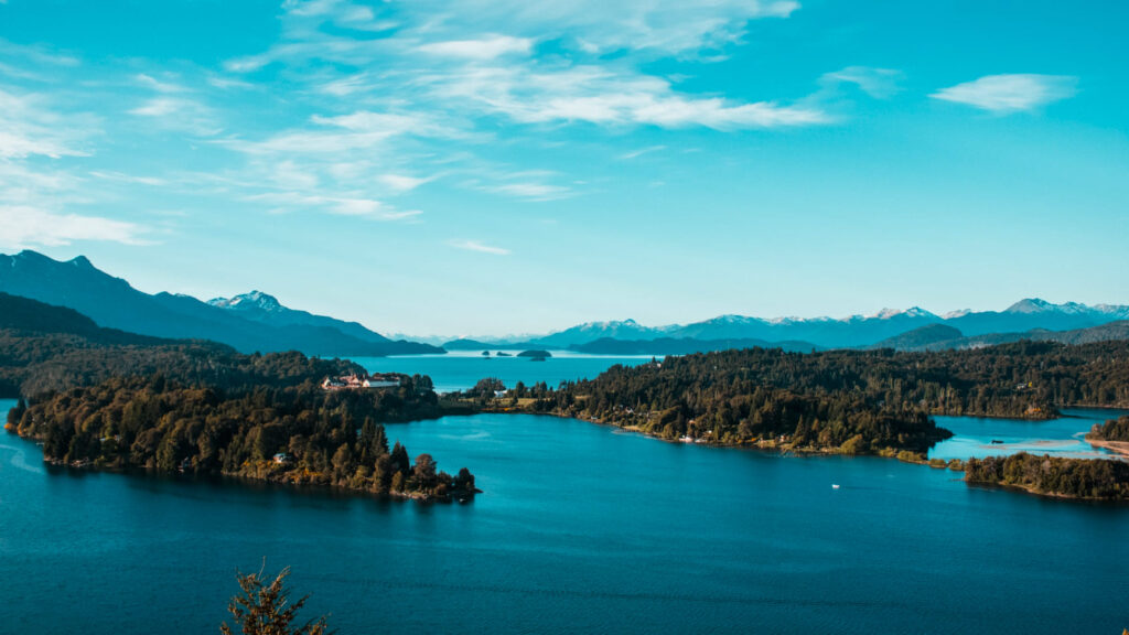 Vista desde lo lejos del lago en Bariloche Argentina
