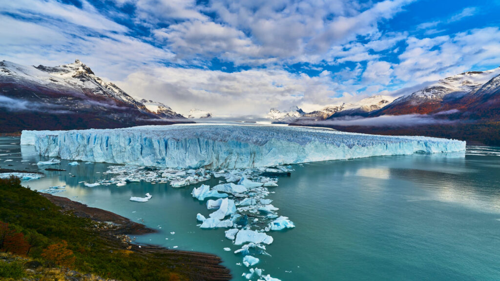 Vista a lo lejos del glaciar Perito Moreno en El Calafate, Argentina.