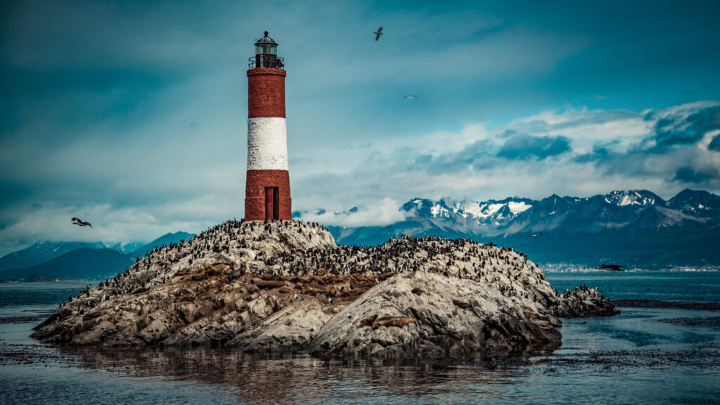 Vista del faro en el mar cerca de la ciudad de Ushuaia