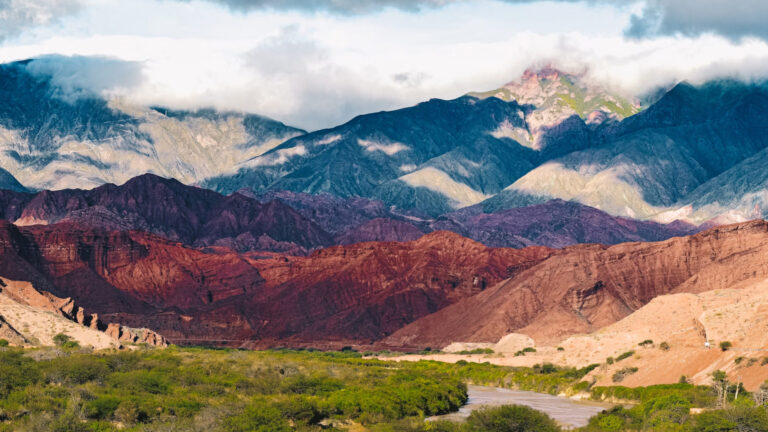 Vista de las montañas cerca de la ciudad de Salta