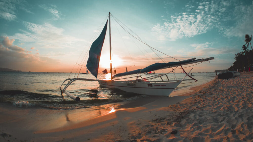 Viendo el atardecer viendo un yate en Boracay Filipinas