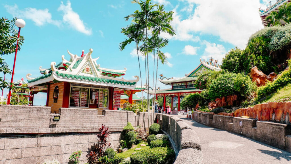 Viendo un templo muy colorido y hermoso en Cebu Filipinas