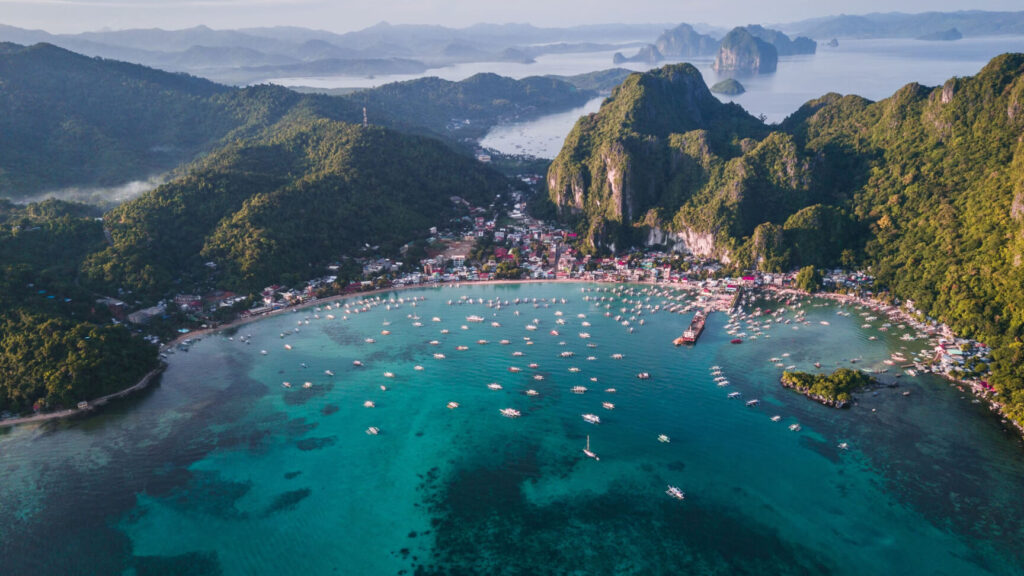 Vista desde el ciello de una isla con un color de agua increible en Filipinas