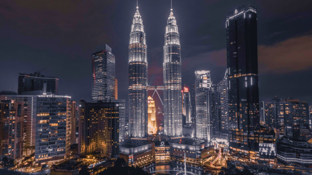 Vista desde lo lejos de las Torres Petronas en Kuala Lumpur Malasia