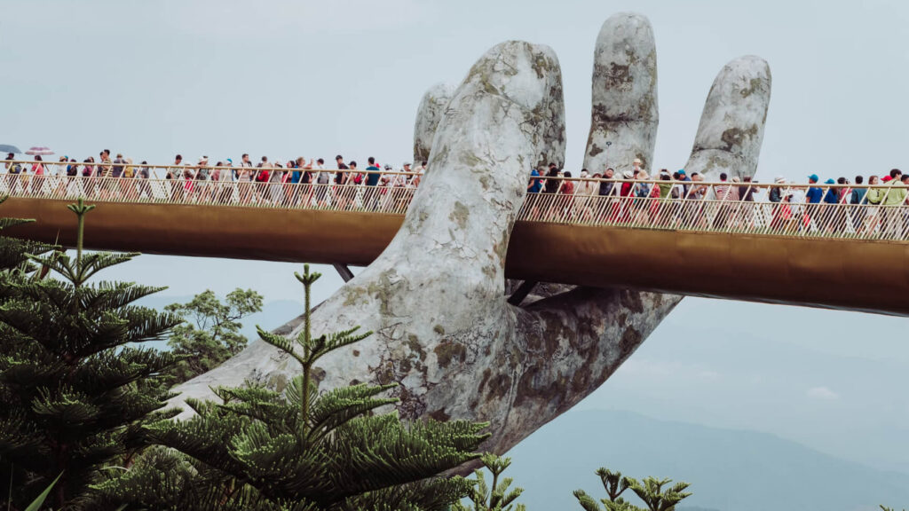 Dos manos gigantes sostienen un puente gigante en Vietnam