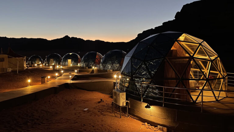 glamping hoteles burbuja para dormir bajos las estrellas