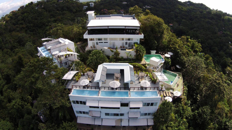 Hotel ecológico con piscina en medio del bosque