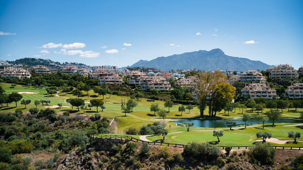 Donde hospedarse en Marbella. Vista desde el horizonte hacia marbella, llena de bosques y hoteles.