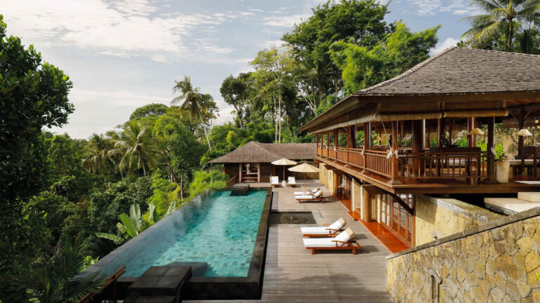 Top hoteles wellness con yoga incluido. Vista de un hotel en bali con piscina y arboles