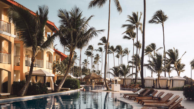 Palmeras en un hotel con piscina. Donde se hospeda la generacion Z
