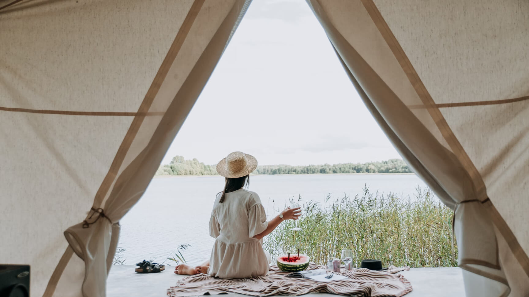 Mujer sentada afuera de un alojamiento glamping. Los mejores glampings de lujo en México