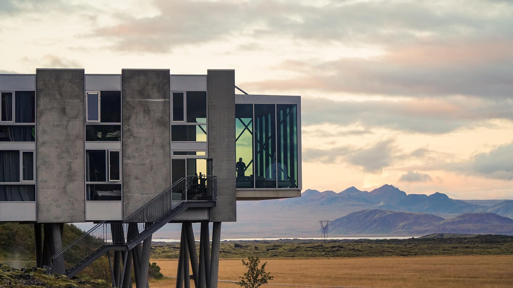 Vista de un hotel en medio de un paisaje en Islandia. Mejores hoteles sostenibles en Islandia